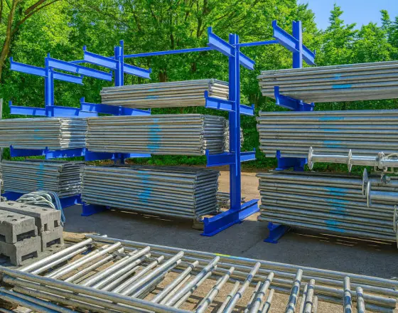 Jak funguje pronájem lešení: Cena, montáž a povolení