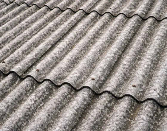 Likvidace střešní krytiny z eternitu: Jak správně naložit s nebezpečným odpadem