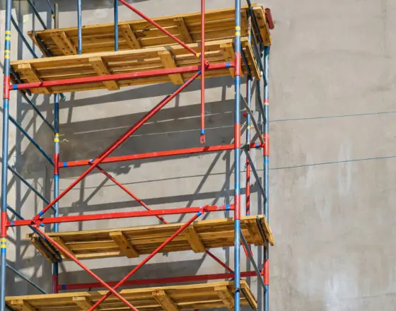 Fasádní nebo pojízdné lešení? Pronájem lešení pro stavbu domu